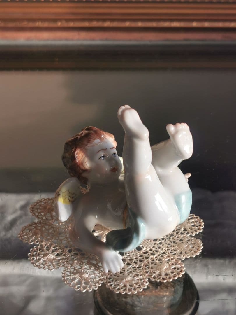 アンティークドイツポーセリン でんぐり返し子供天使 造形美フィギュリン レース付