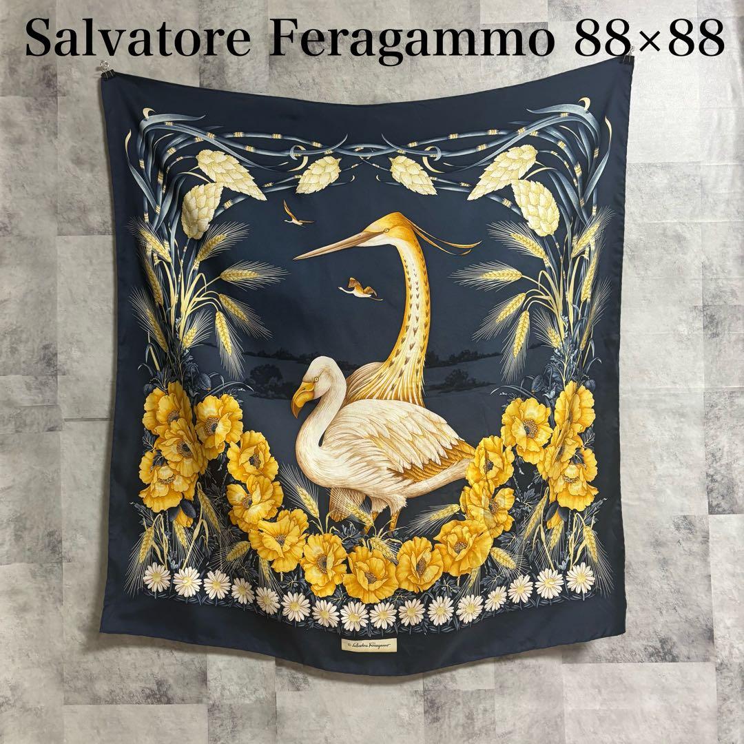 良柄　Salvatore Feragammo 88×88 シルクスカーフ