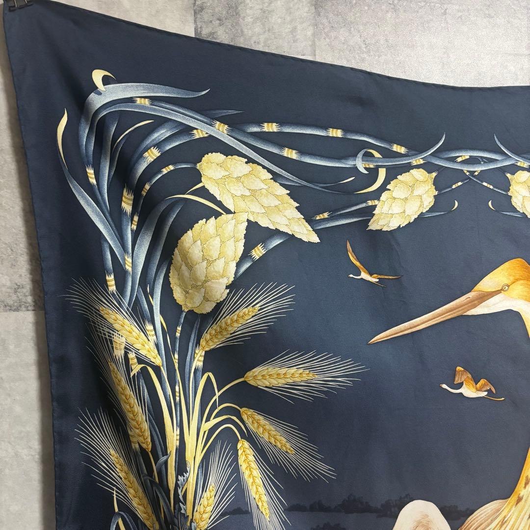 良柄　Salvatore Feragammo 88×88 シルクスカーフ