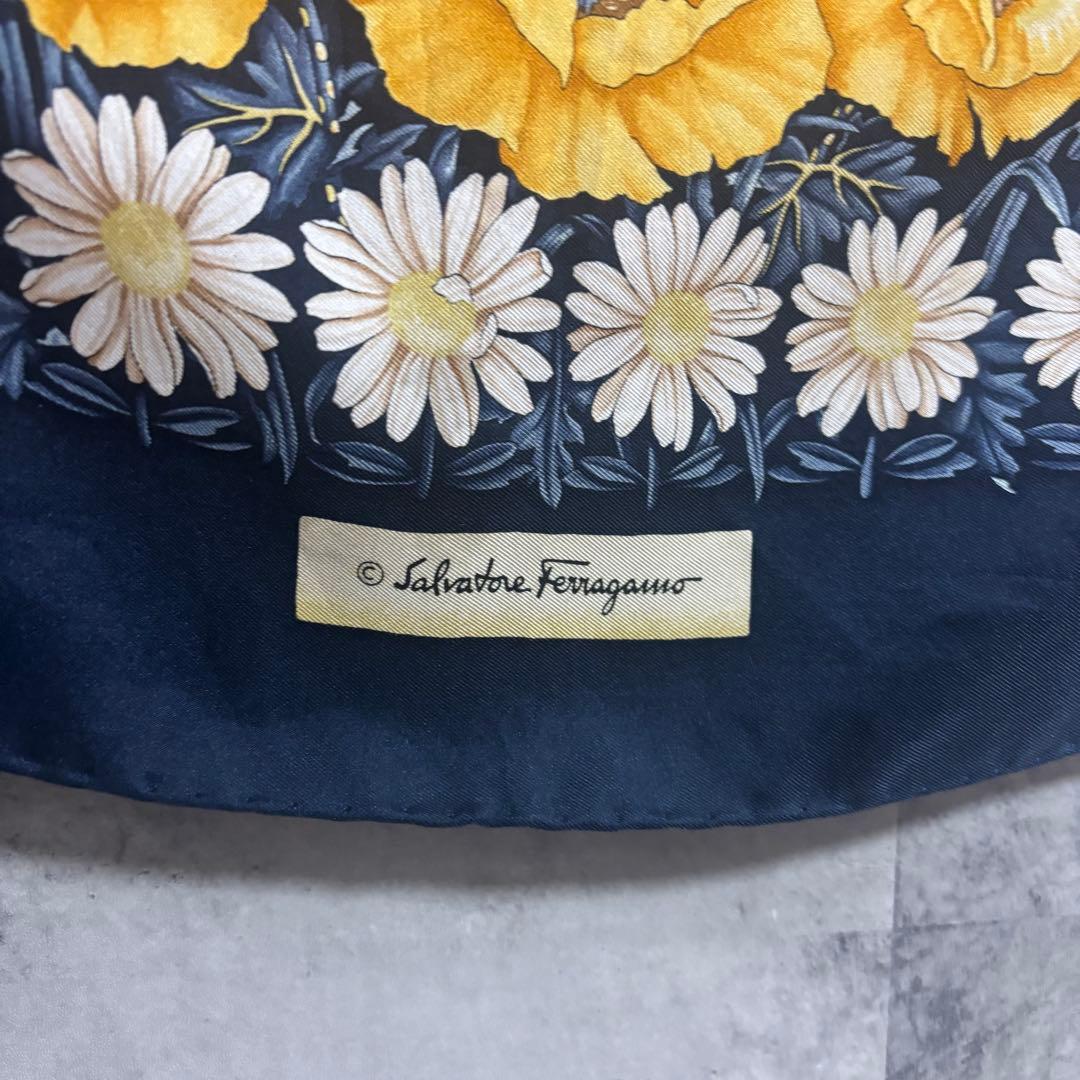 良柄　Salvatore Feragammo 88×88 シルクスカーフ