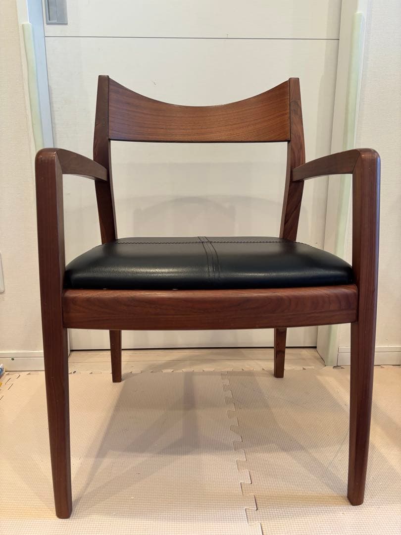 モダンアームチェア ブラック