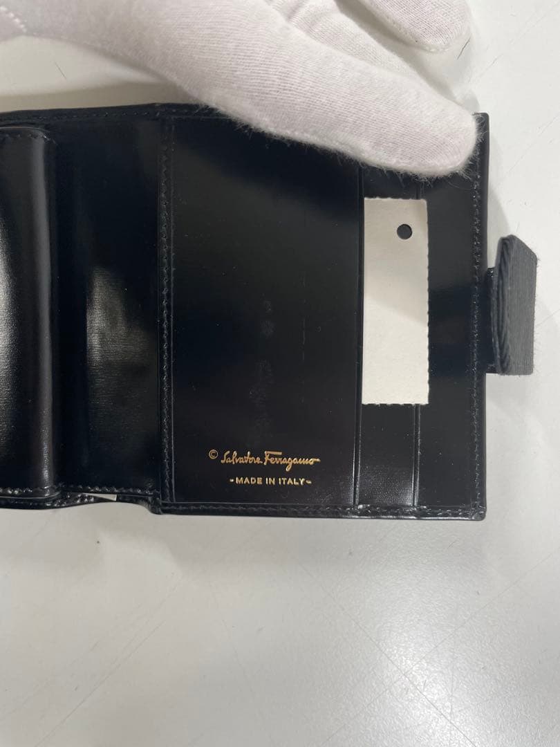 サルバトーレフェラガモ 本革 二つ折り財布 未使用品