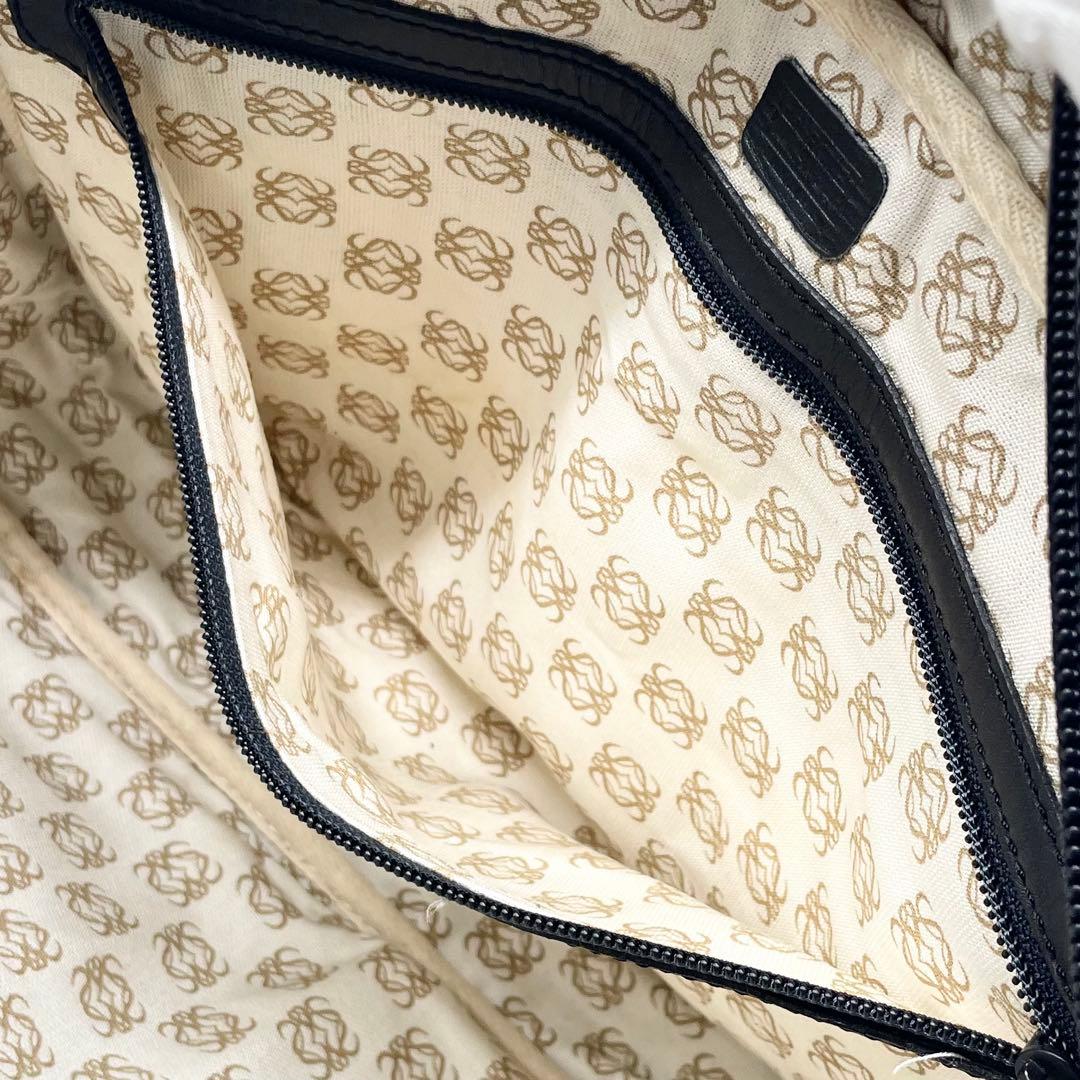 【極美品】ロエベ メッセンジャーバッグ アナグラム ナッパレザー 斜め掛け 黒