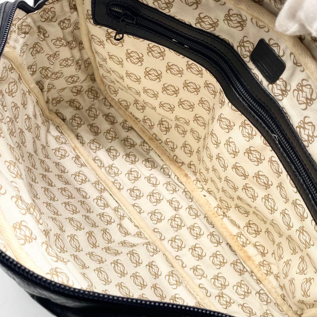 【極美品】ロエベ メッセンジャーバッグ アナグラム ナッパレザー 斜め掛け 黒