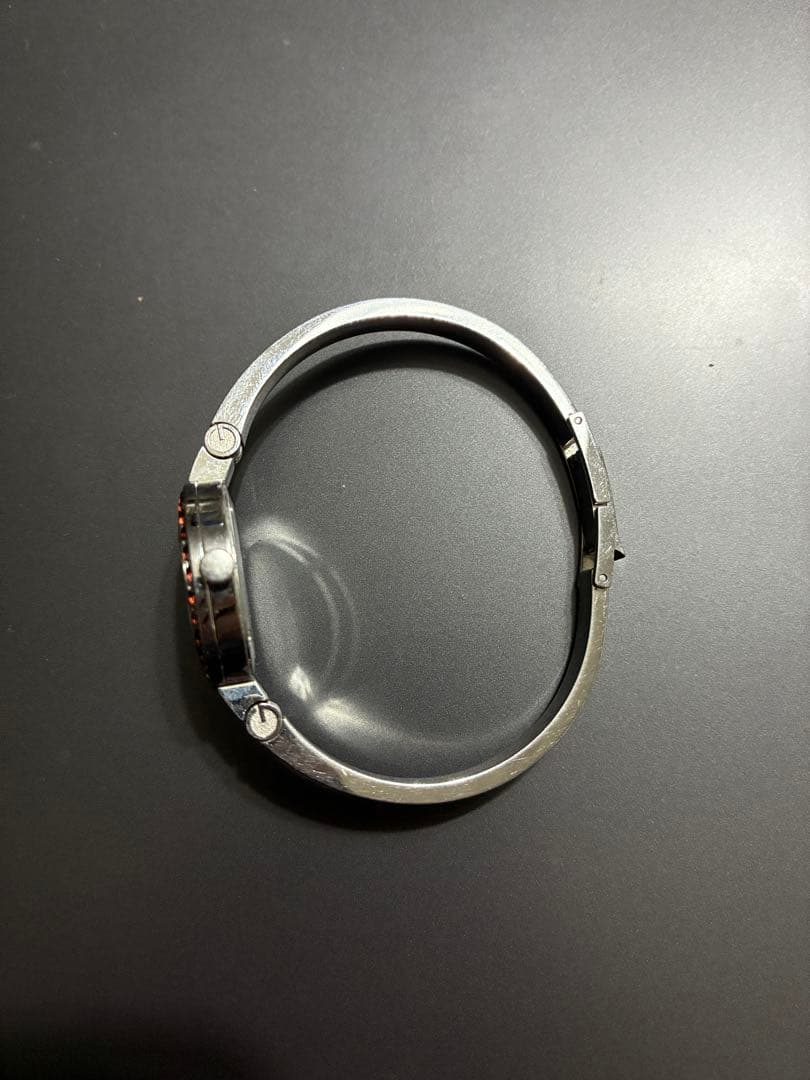 【動作品】Gucci 腕時計(クォーツ) シルバー ガーネット色ストーン