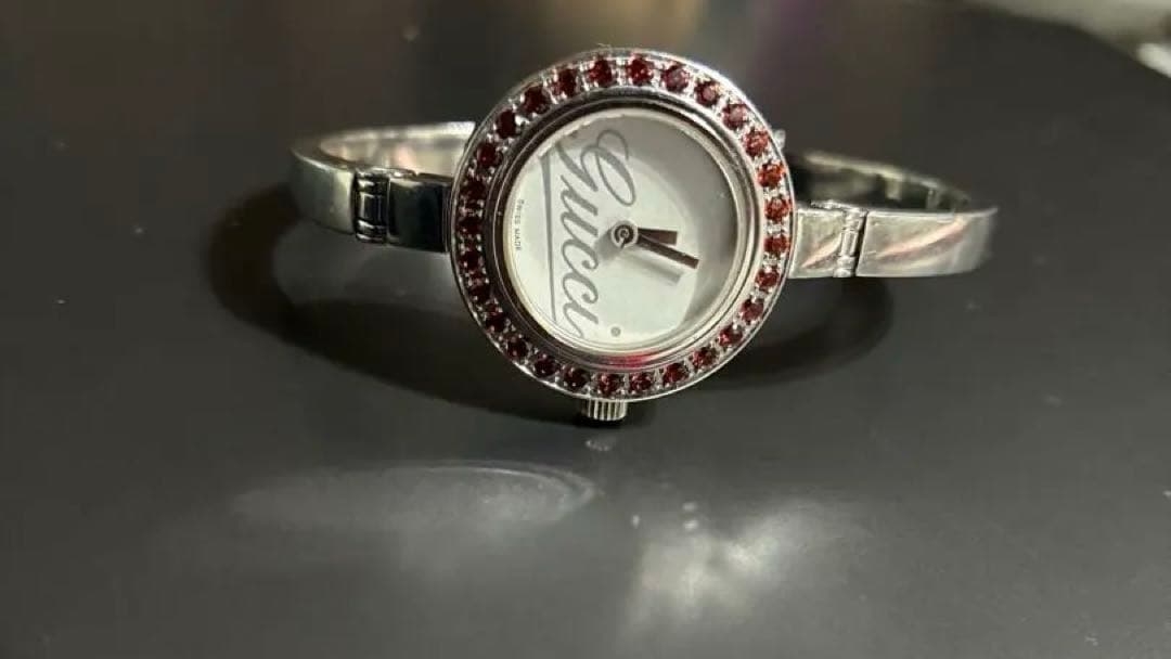 【動作品】Gucci 腕時計(クォーツ) シルバー ガーネット色ストーン