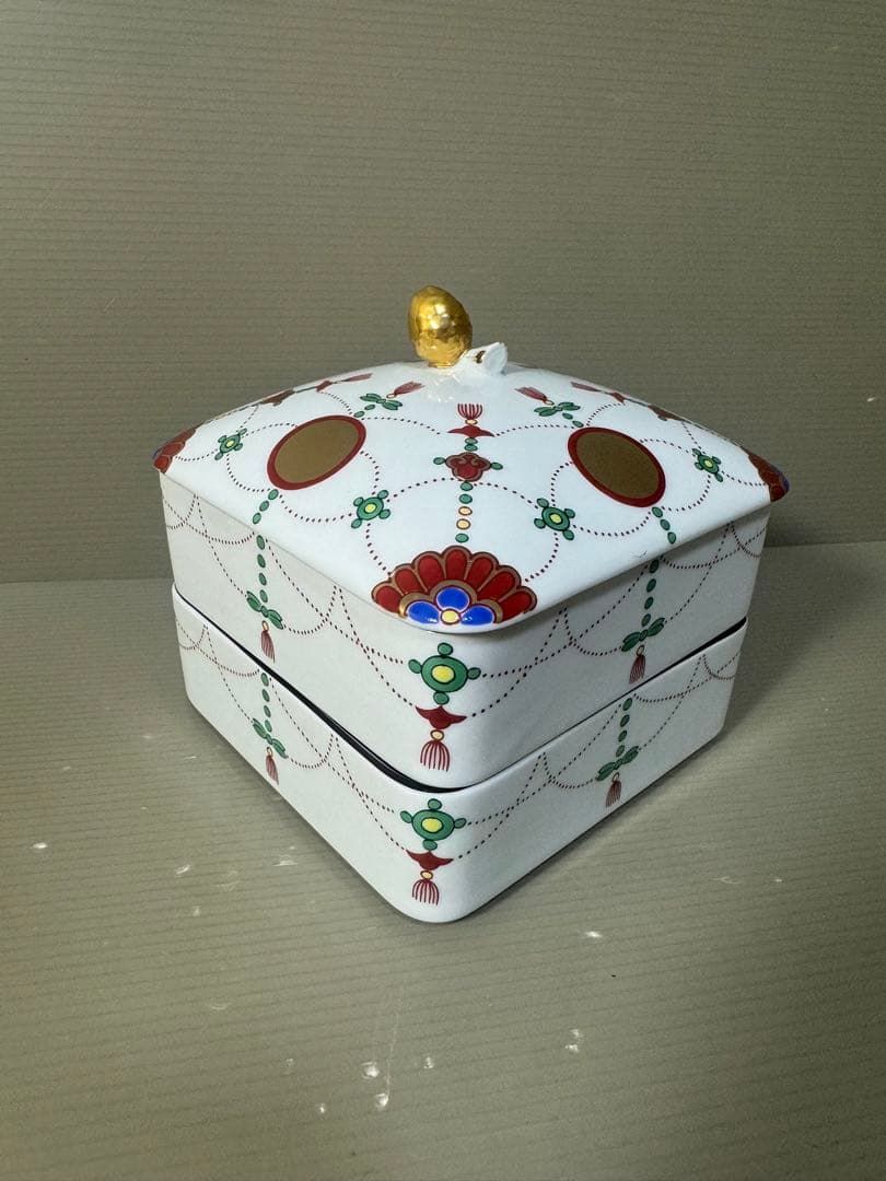 2513 希少　有田焼 其泉窯 角二段重 錦日輪赤玉瓔珞文　未使用