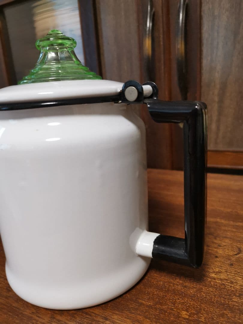 アンティーク ホワイトエナメルケトル ブラックリム グリーンガラス撮