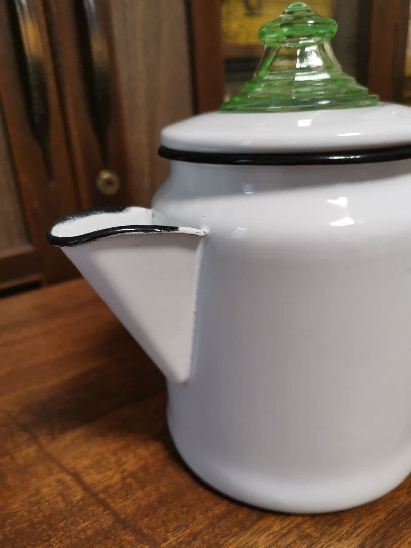 アンティーク ホワイトエナメルケトル ブラックリム グリーンガラス撮