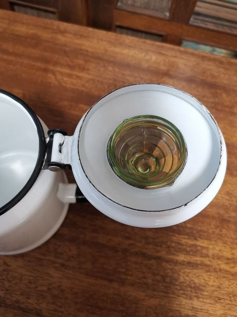 アンティーク ホワイトエナメルケトル ブラックリム グリーンガラス撮