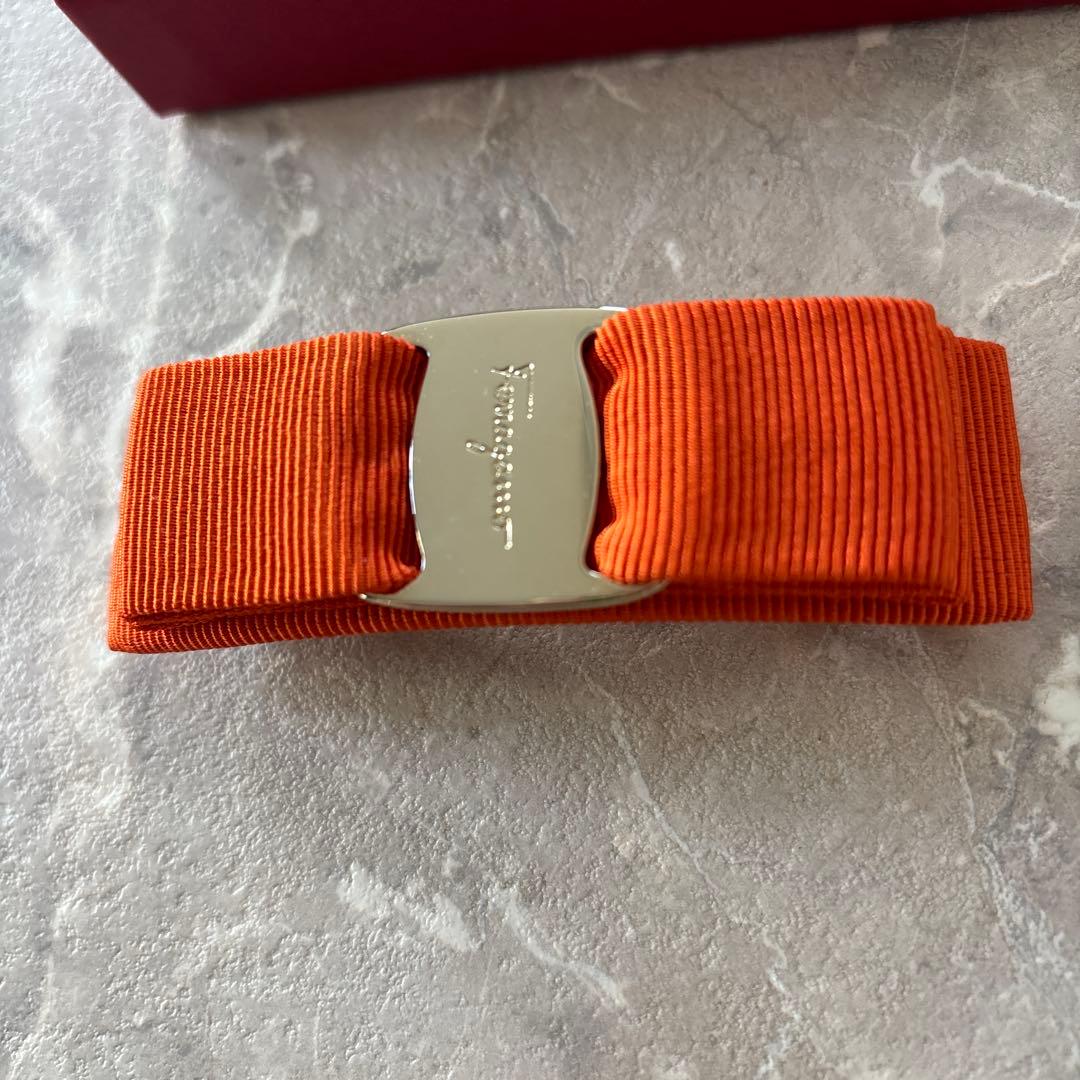 フェラガモ　バレッタ　オレンジ