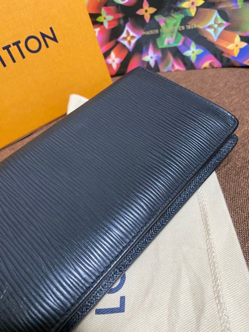 ルイヴィトン エピ ポルトフォイユ・ブラザ 二つ折り長財布