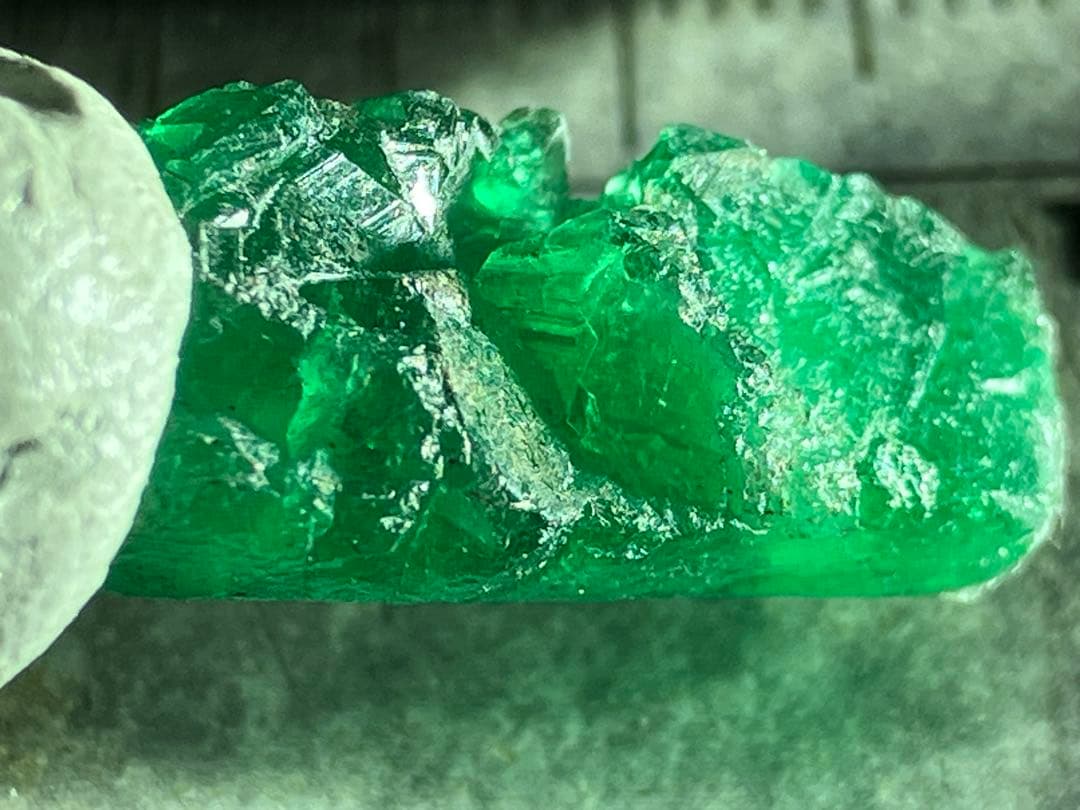 エメラルド結晶（大）原石　カラーチェンジ