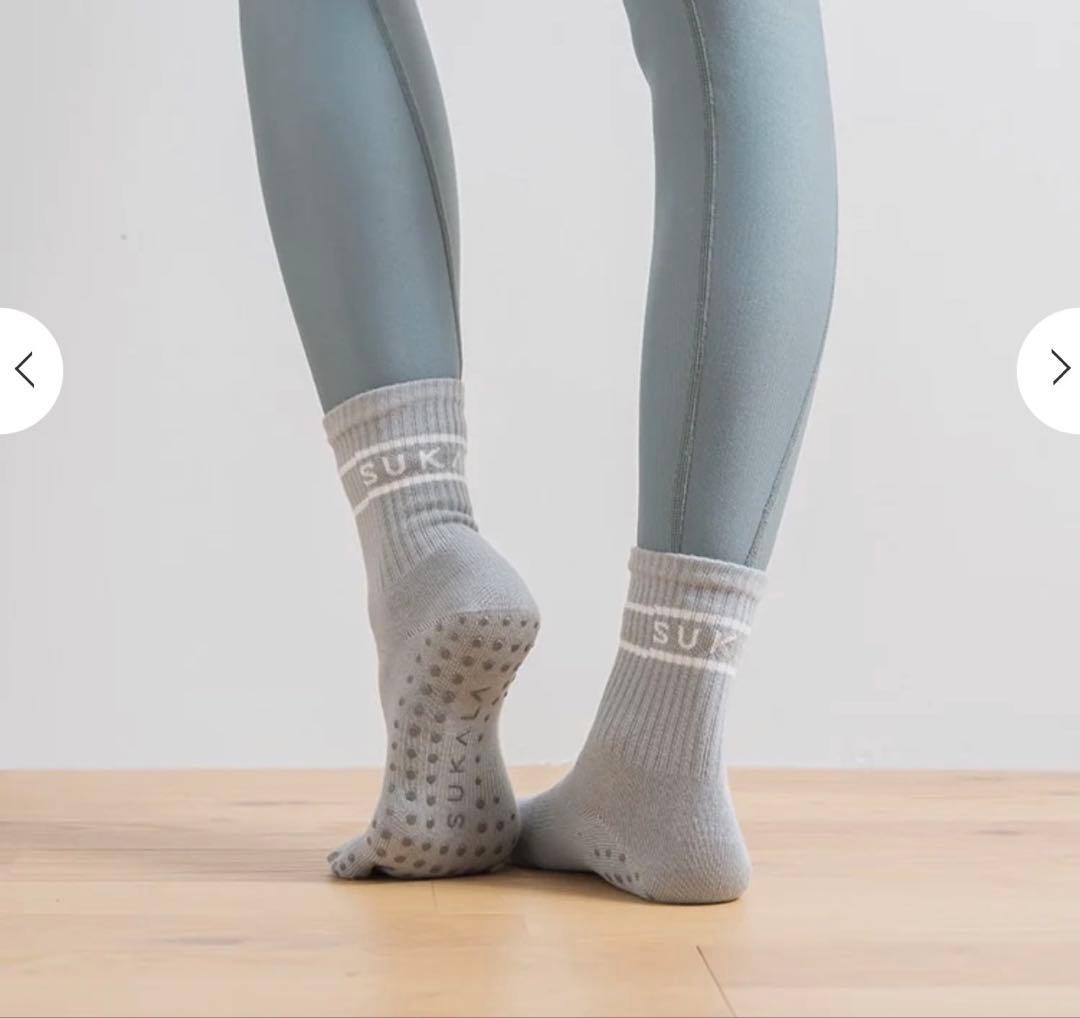 長袖ブラトップス、レギンス2着、ピラ靴下、ヨガラグの5点セット