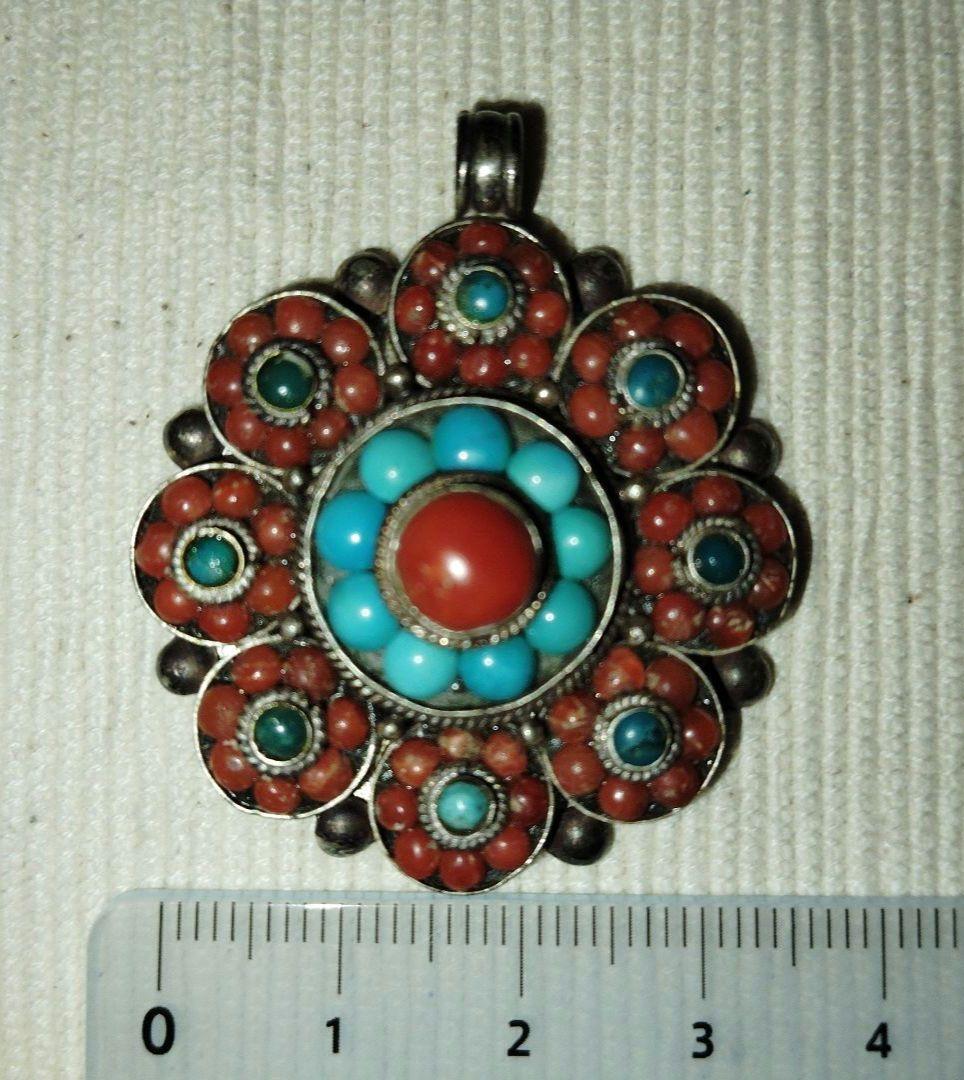 アンティーク　ターコイズと山サンゴのお守りペンダントトップ　ブローチにも