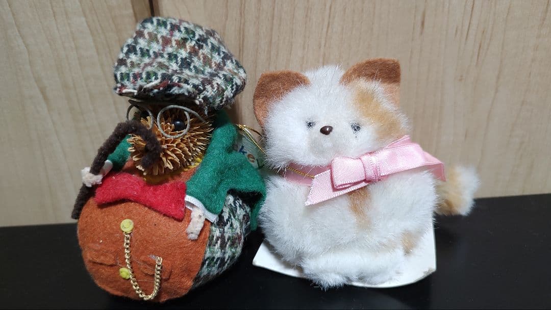 ぬいぐるみ2点、ハリネズミ、猫