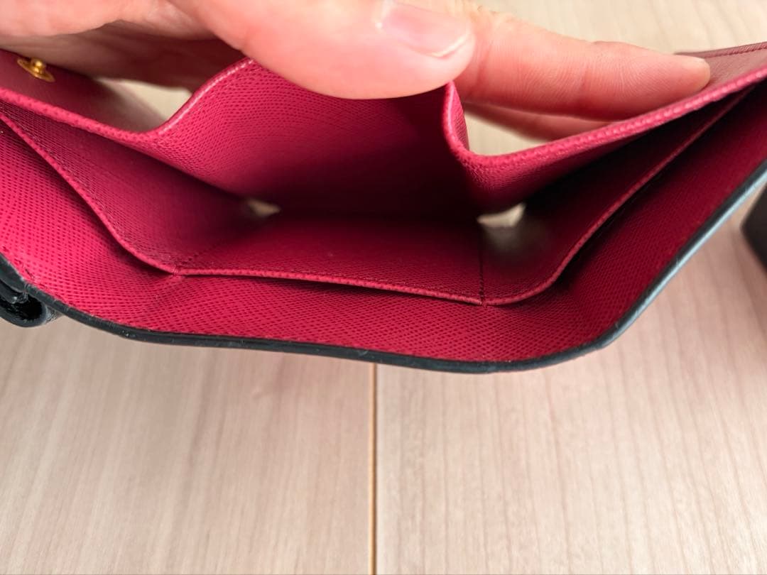 すずらん＊ PRADA 三つ折り財布 ブラック/レッド