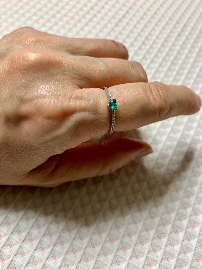 き*ん様 pt950コロンビア産エメラルドハート＆ダイヤリングです