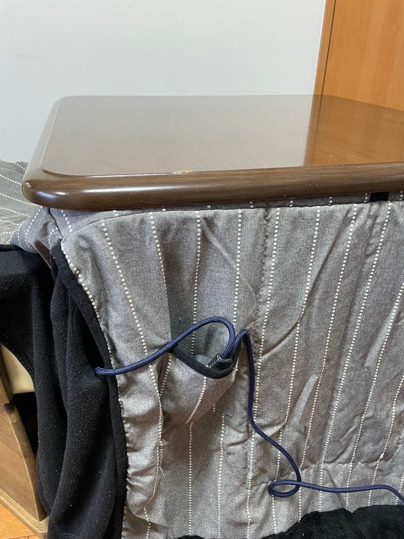 木製正方形テーブルこたつとアーム付きレザー椅子二脚セット布団二枚