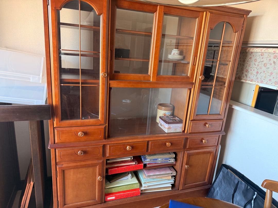 大型木製食器棚 ガラス扉付き
