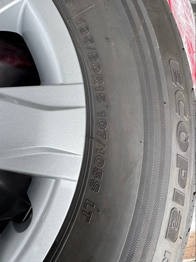 ハイエース　新車外し　純正タイヤ、ホイルカバー4本