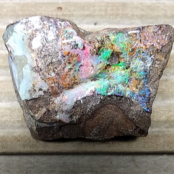 ボルダーオパール置物