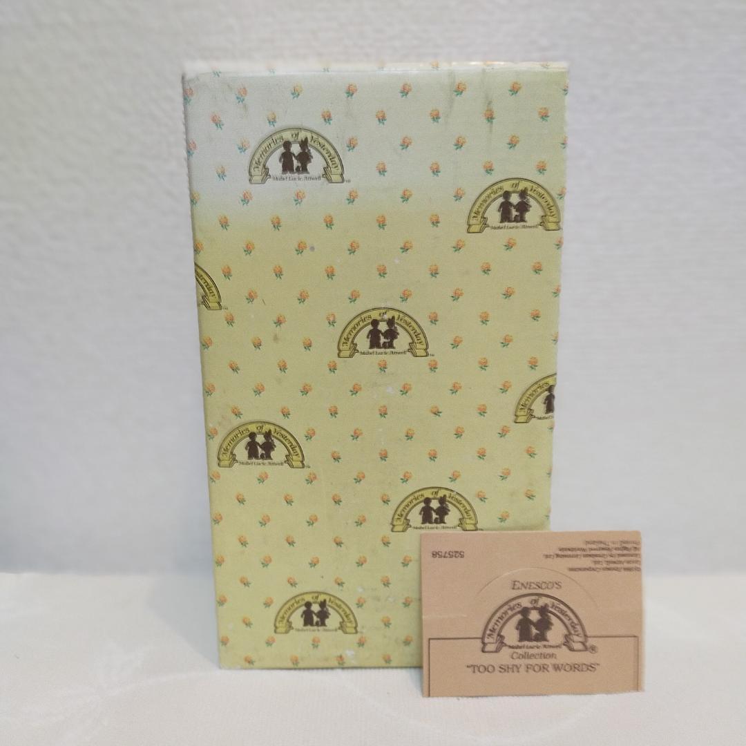 マーベルルーシーアトウェル【置物／陶器人形／フィギュア】シャイな女の子と男の子