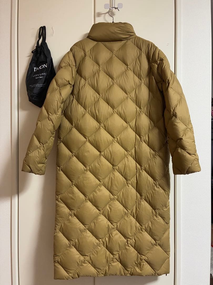 【WEB限定】【TAION/ノーリーズ】別注ダイヤキルトロングダウン　キャメル