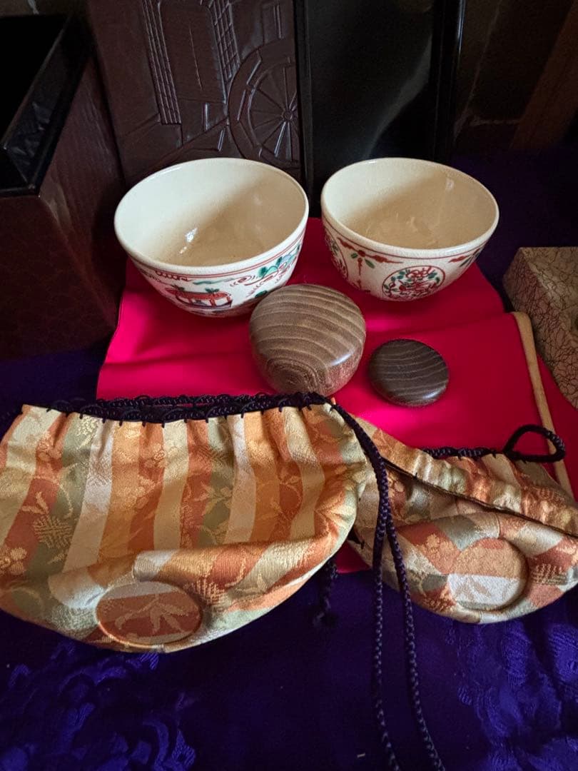 鎌倉彫り本漆塗(御所車) 　 　赤絵 名物裂 　三点セット(棗・香合・茶筅筒)