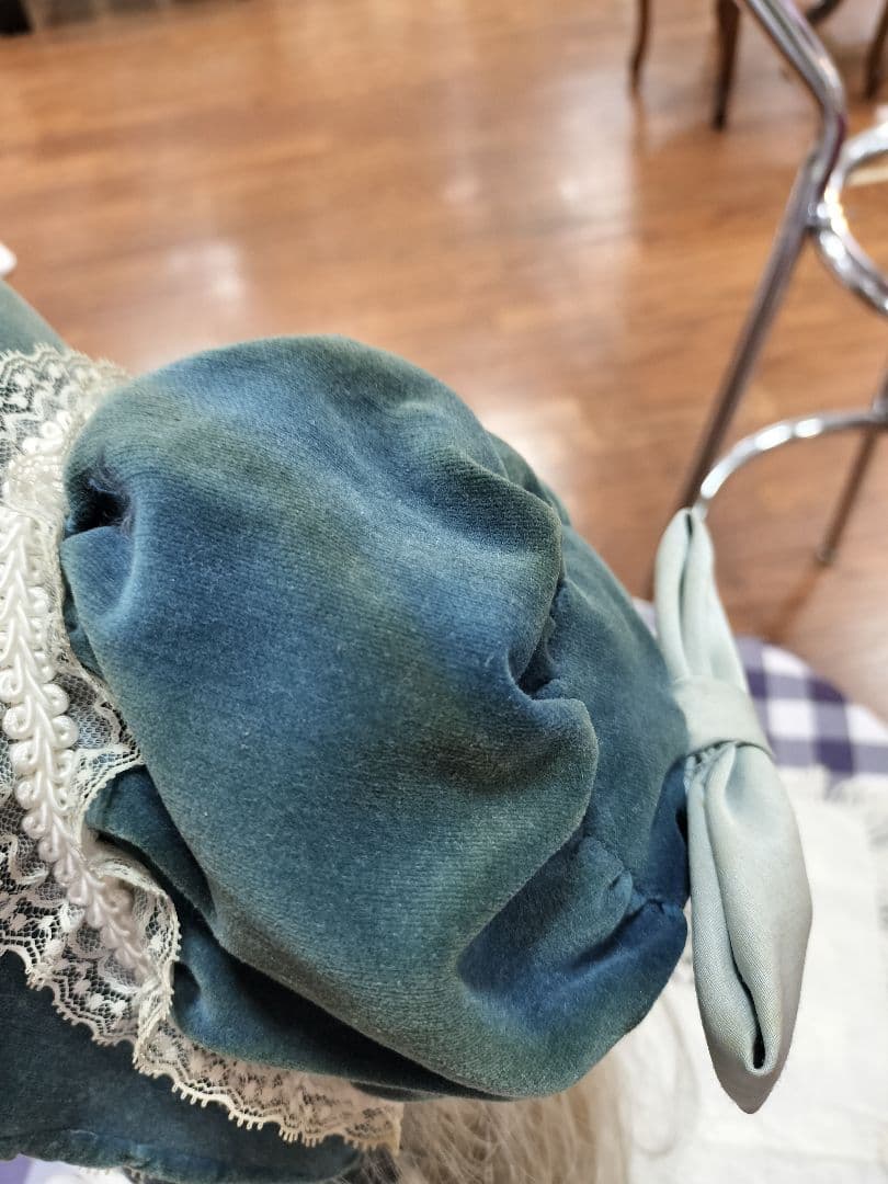 ビスクドール　レース装飾付き青いドレスの人形