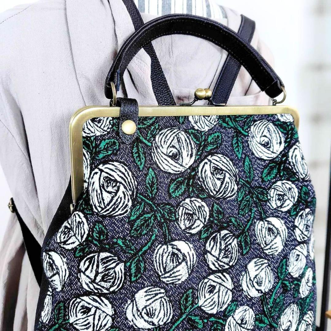 ミナペルホネン/2025rosyロージィーネイビー/がま口リュック牛革黒