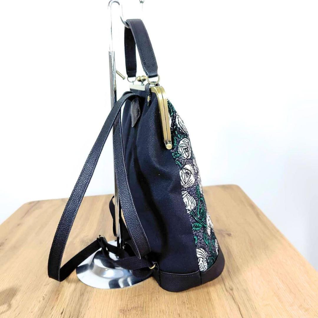 ミナペルホネン/2025rosyロージィーネイビー/がま口リュック牛革黒