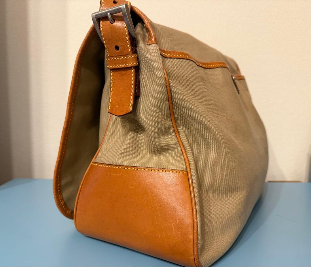 プラダ メッセンジャーバッグ ベージュ