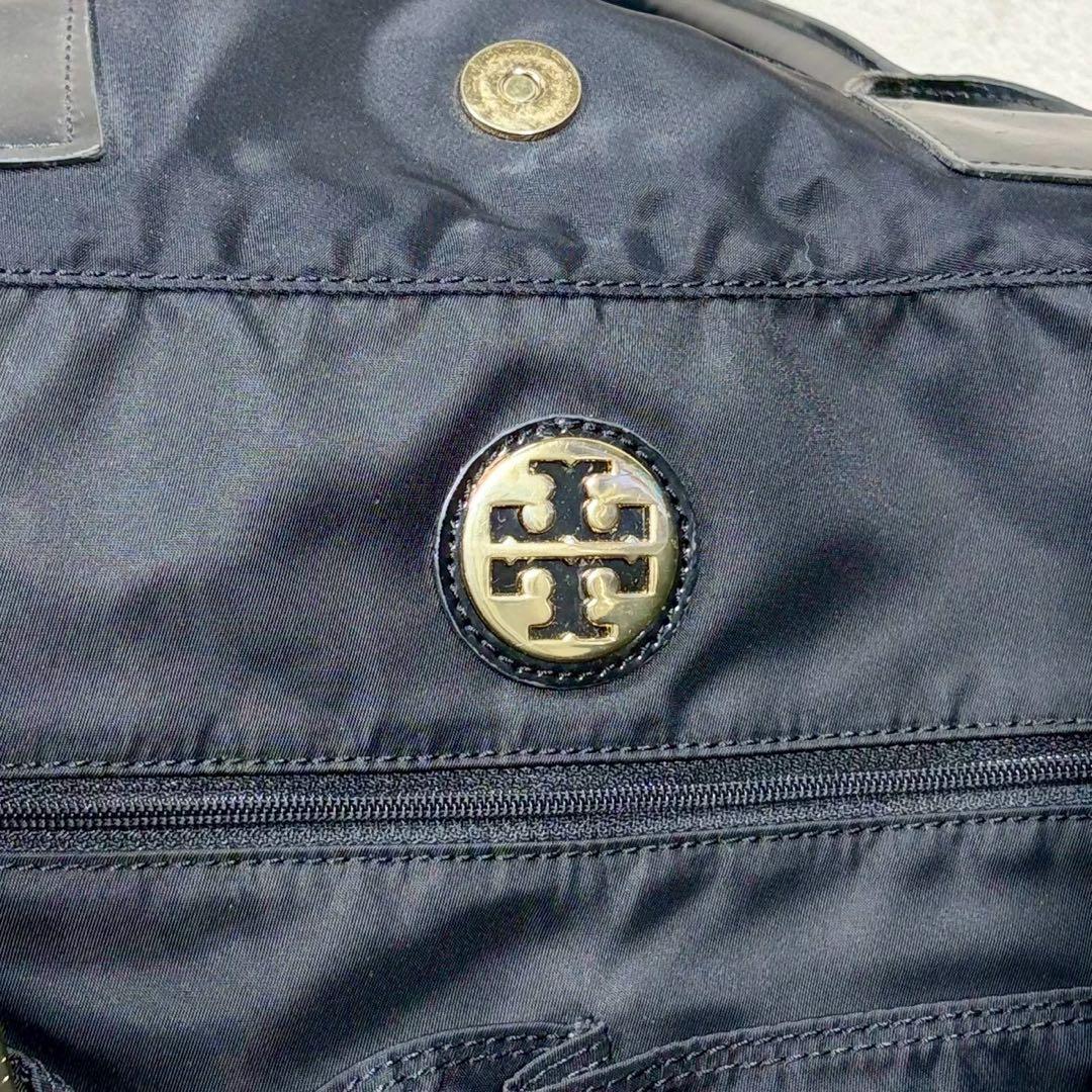 【美品✨】トリーバーチ　エナメル　大容量　黒　デカロゴ　パテントレザー