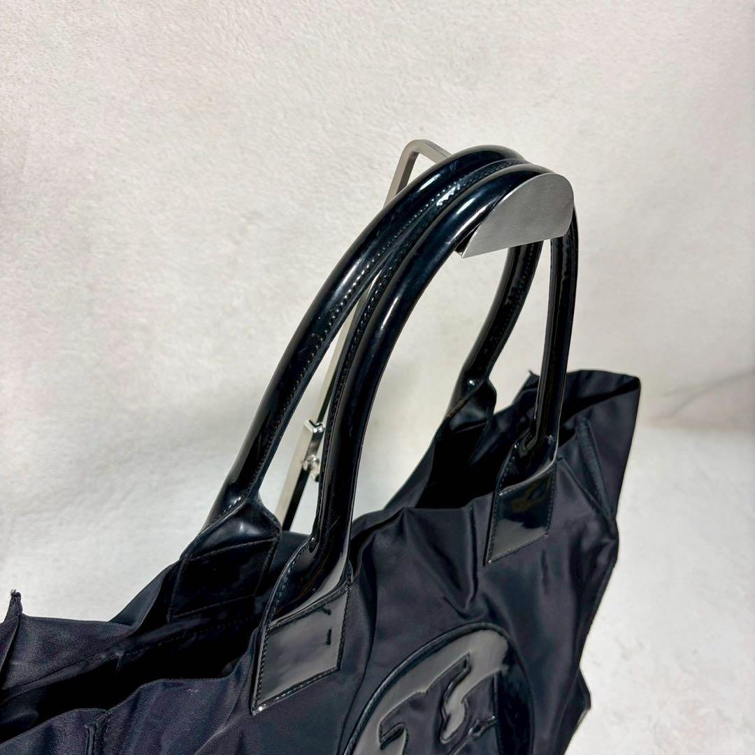 【美品✨】トリーバーチ　エナメル　大容量　黒　デカロゴ　パテントレザー