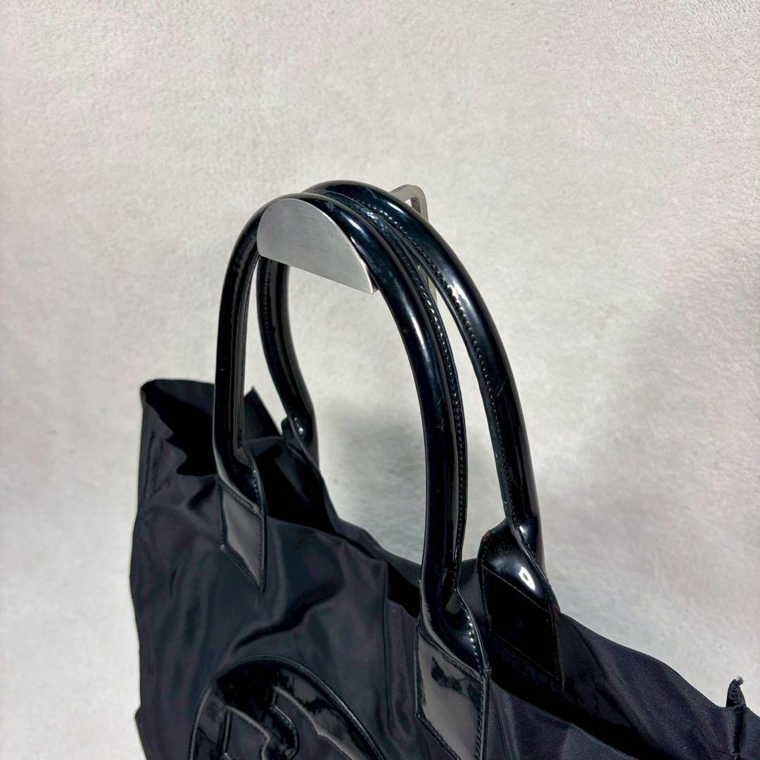 【美品✨】トリーバーチ　エナメル　大容量　黒　デカロゴ　パテントレザー