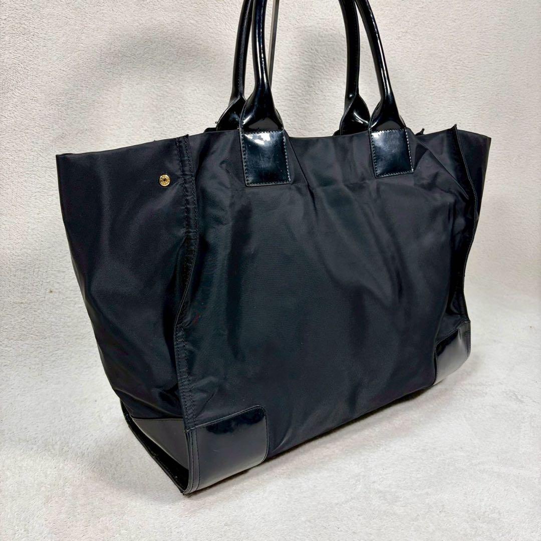 【美品✨】トリーバーチ　エナメル　大容量　黒　デカロゴ　パテントレザー