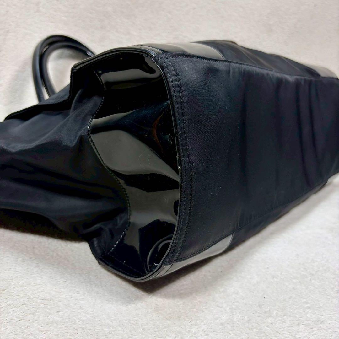 【美品✨】トリーバーチ　エナメル　大容量　黒　デカロゴ　パテントレザー