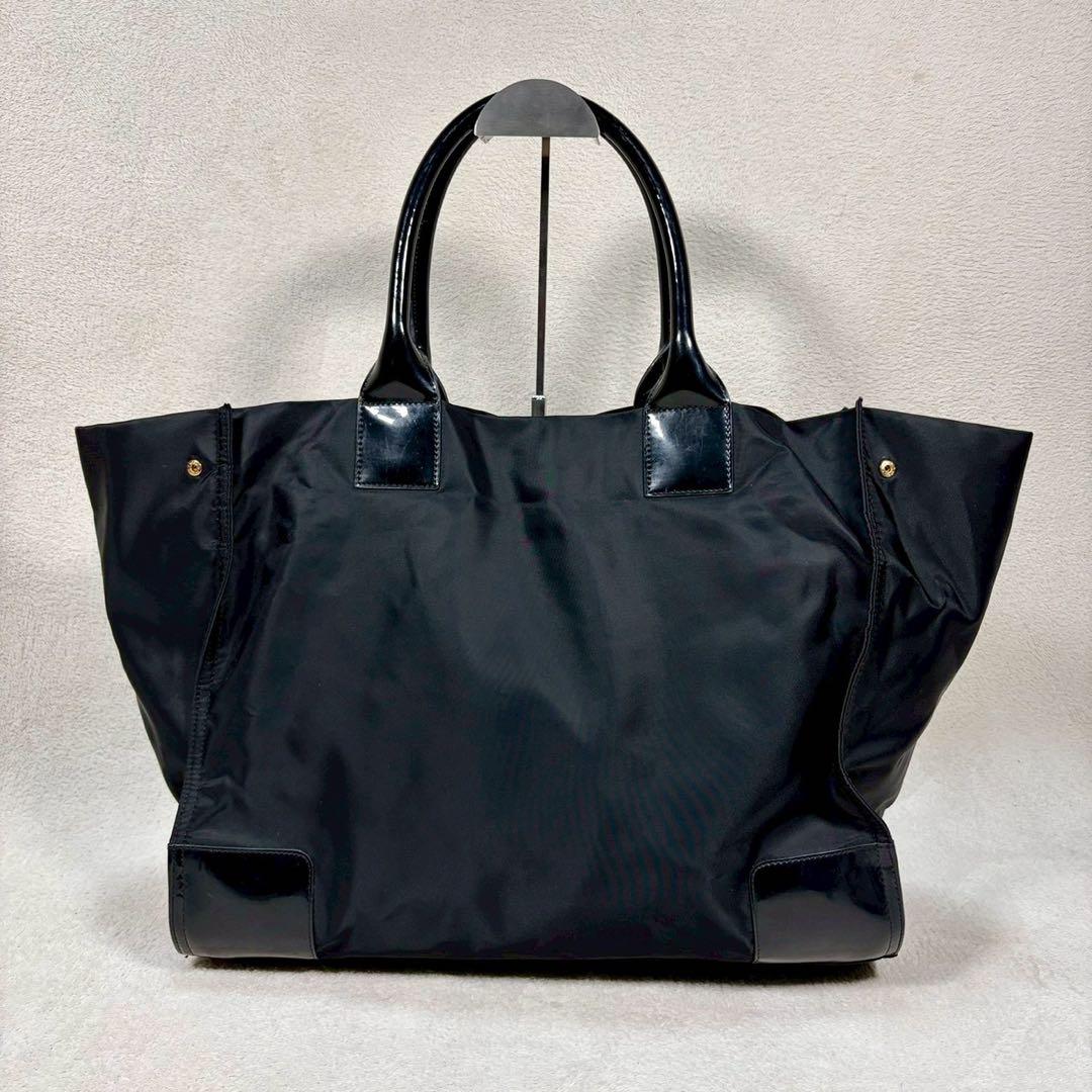 【美品✨】トリーバーチ　エナメル　大容量　黒　デカロゴ　パテントレザー