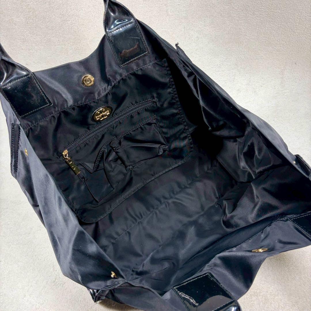 【美品✨】トリーバーチ　エナメル　大容量　黒　デカロゴ　パテントレザー