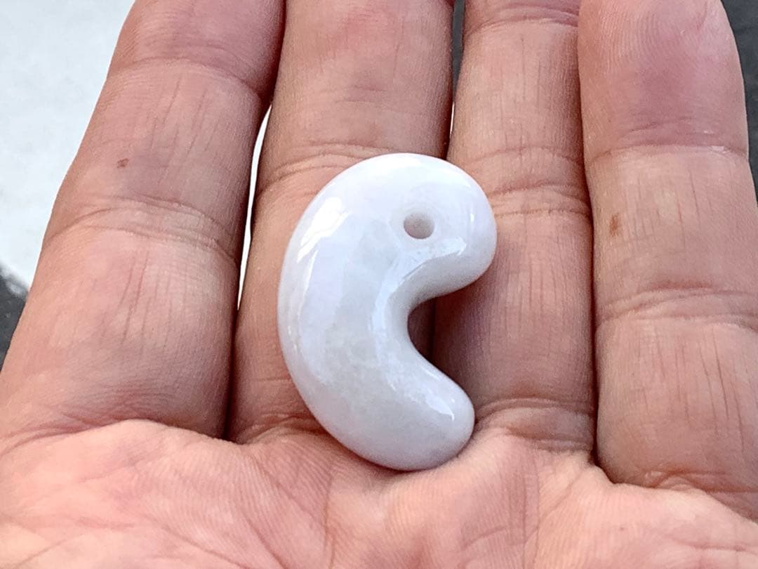 ✳白地肌*無垢物　超お買い得お値段設定‼️糸魚川翡翠勾玉　本物鑑定付15万円以上‼️