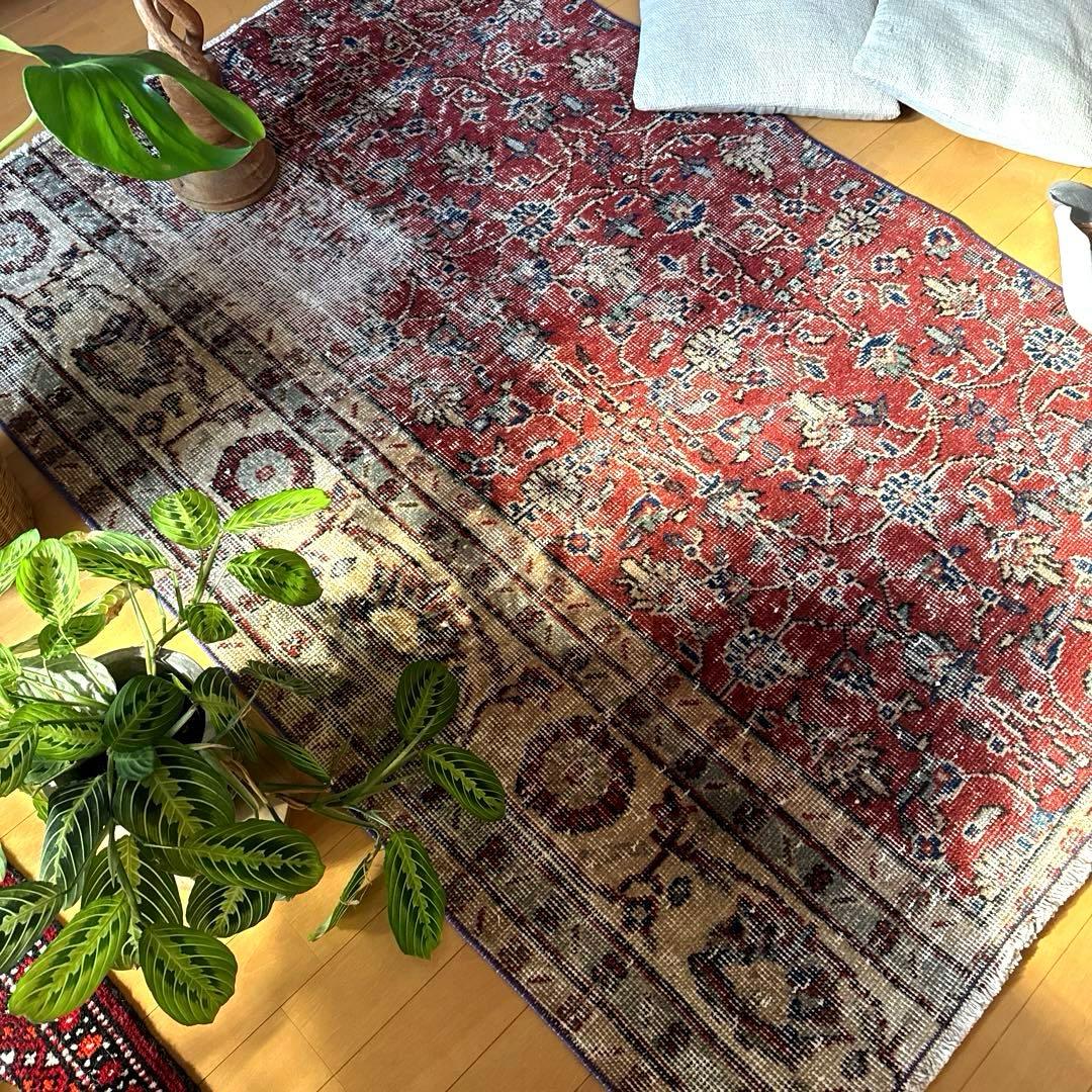 104×154 深みある赤色のボタニカル柄　擦れシャビー　トルコヴィンテージラグ
