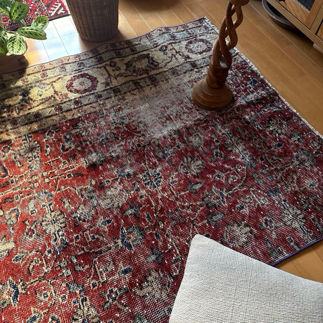 104×154 深みある赤色のボタニカル柄　擦れシャビー　トルコヴィンテージラグ