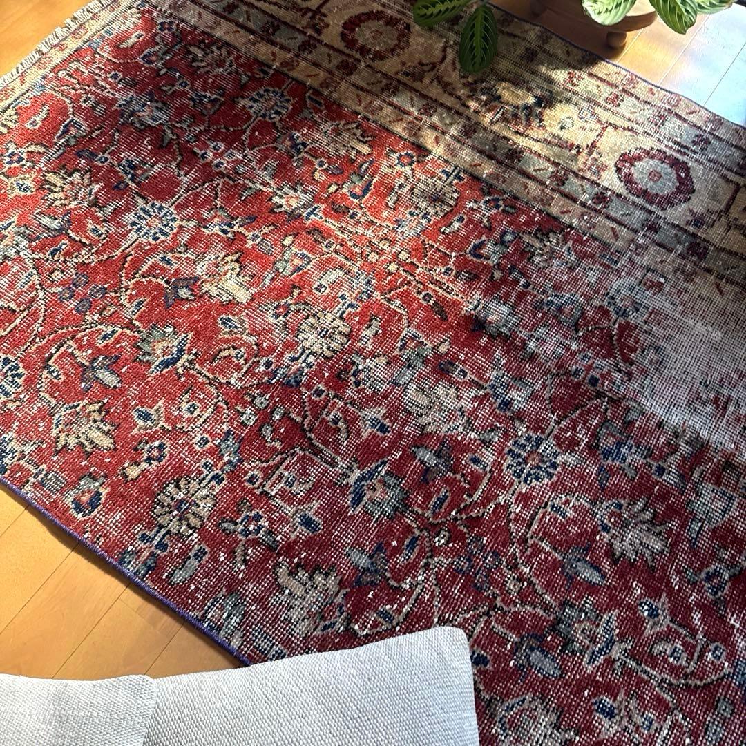 104×154 深みある赤色のボタニカル柄　擦れシャビー　トルコヴィンテージラグ