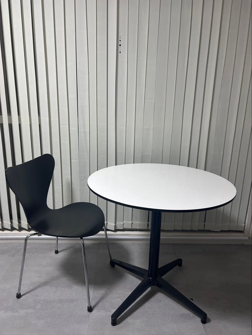 vitra. ビストロテーブル　ラウンド　ホワイト天板