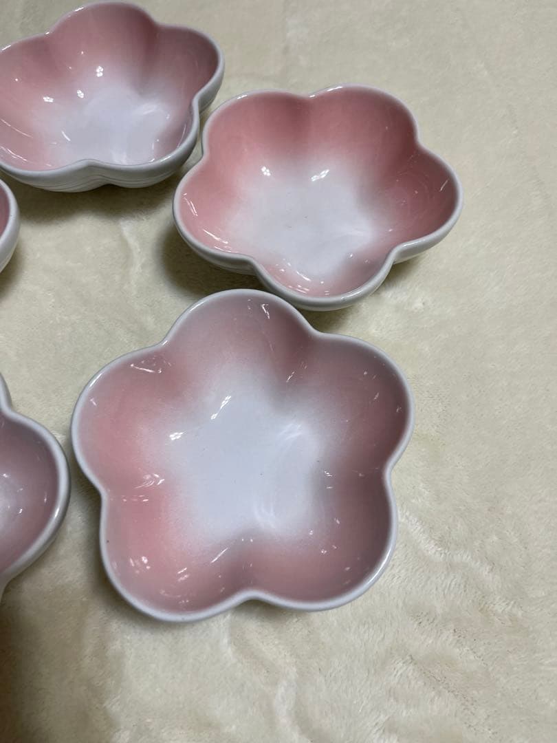 ほぼ新品未使用　ル・クルーゼ　フラワーボウル　シュガーピンク？　５枚セット　（1