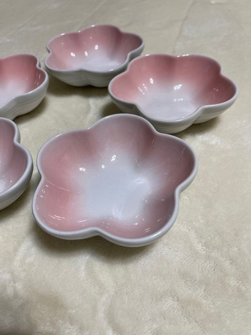 ほぼ新品未使用　ル・クルーゼ　フラワーボウル　シュガーピンク？　５枚セット　（1
