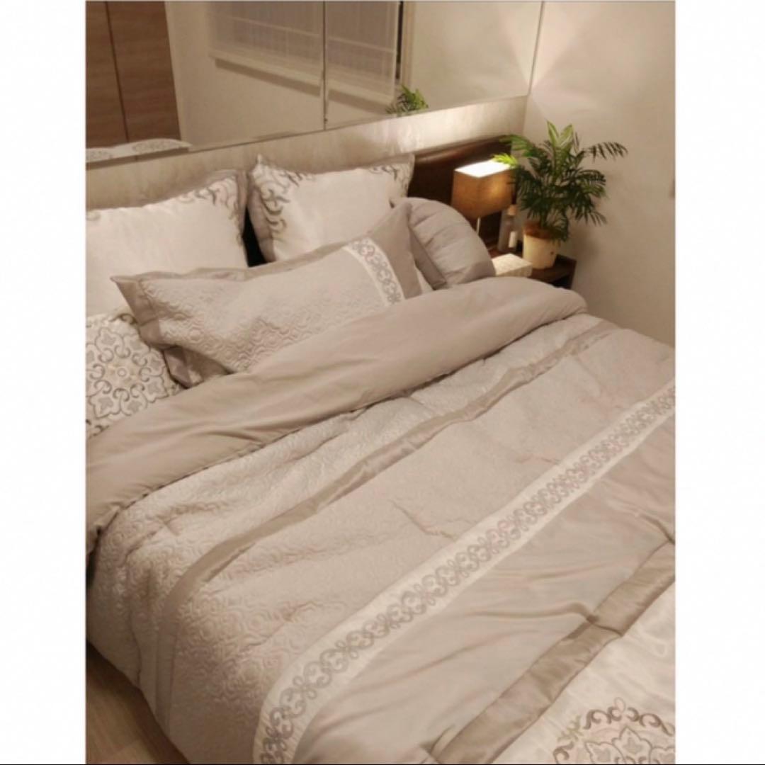 ベッドカバー　クッション　インテリア　ベッドメイキング　フランフラン