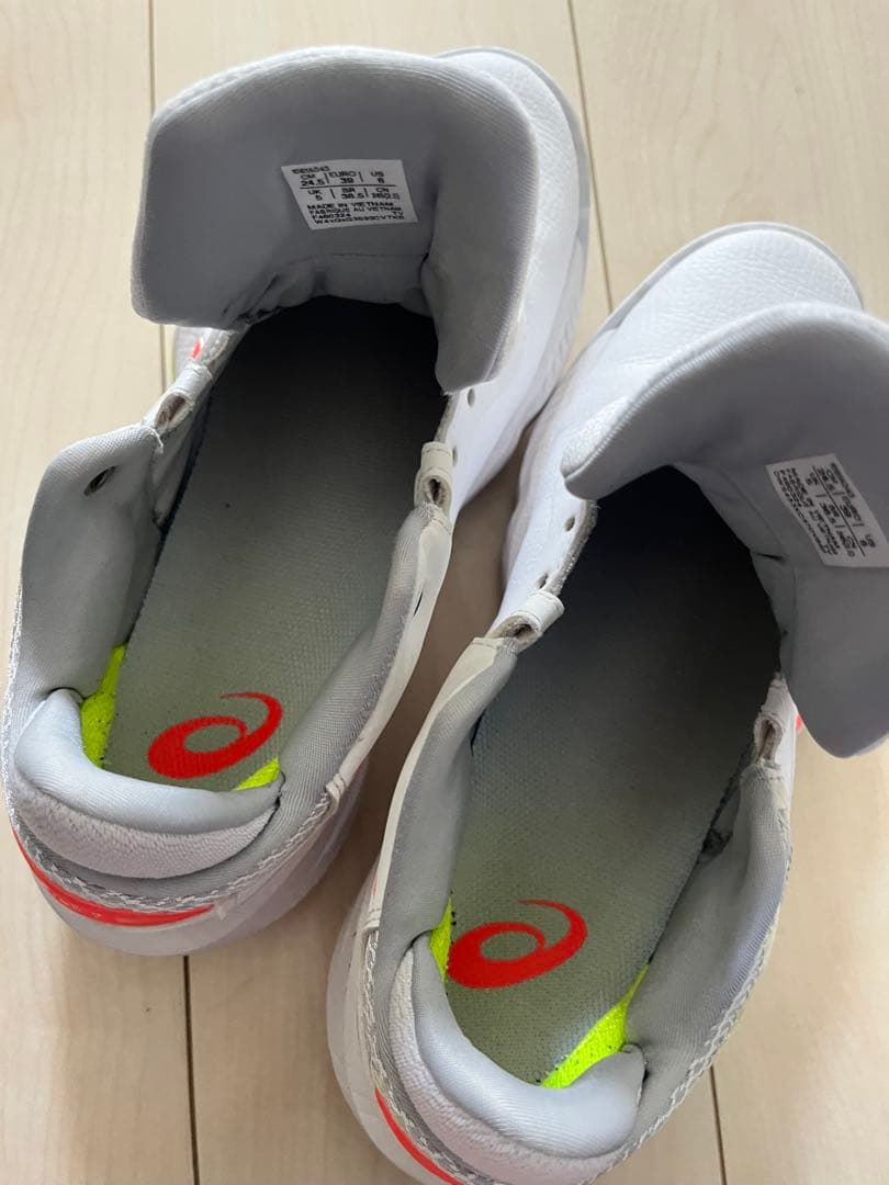 アシックス　ノヴァサージ　LOW ホワイト　サンライズレッド　24.5センチ