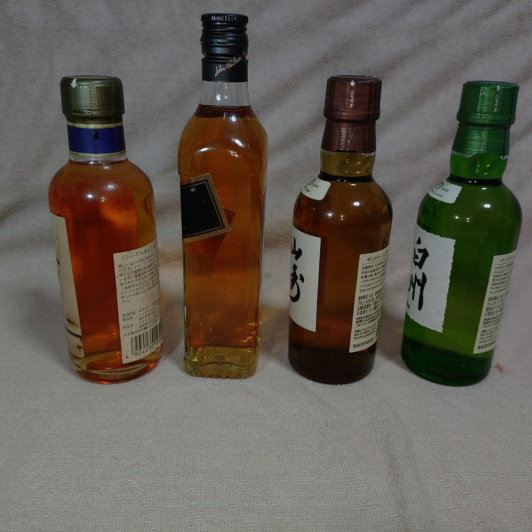 余市10年黒キャップミニボトルと非売品ジョニーウォーカーと普通の山崎白州